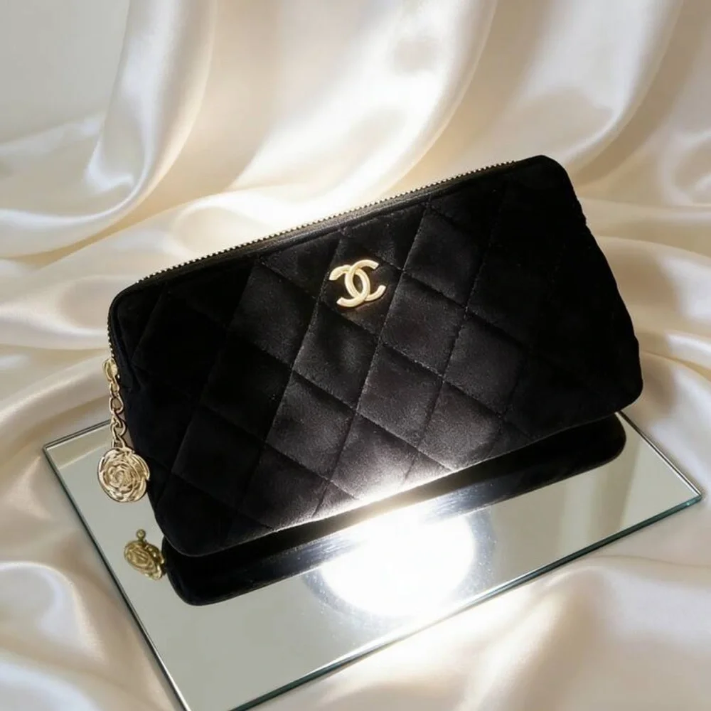 CHANEL Black Quilted Clutch with Gold Logo - Picture 4 of 4